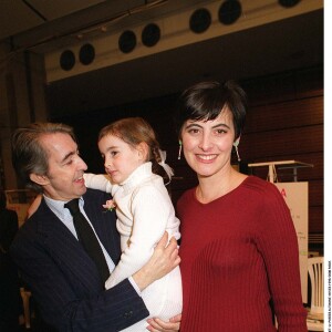 Luigi d'Urso, Inès de la Fressange (enceinte) et leur fille Nine à la Fashion Week de Paris en 1999. 