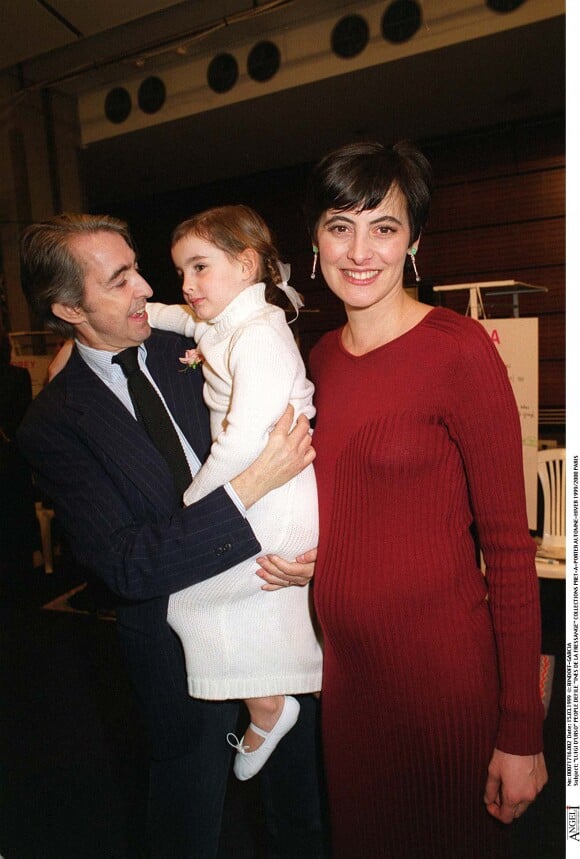 Luigi d'Urso, Inès de la Fressange (enceinte) et leur fille Nine à la Fashion Week de Paris en 1999. 