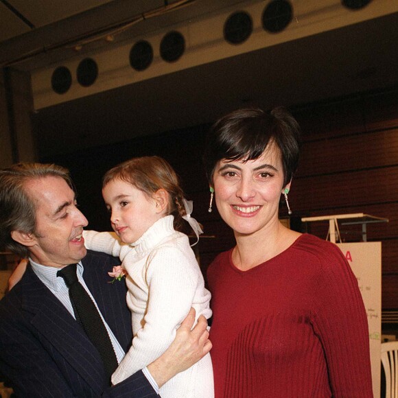 Luigi d'Urso, Inès de la Fressange (enceinte) et leur fille Nine à la Fashion Week de Paris en 1999. 