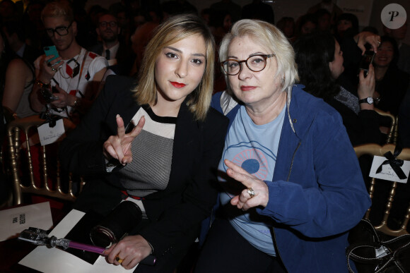 Marilou Berry et sa mère Josiane Balasko au défilé Jean-Paul Gaultier lors de la fashion week à Paris
