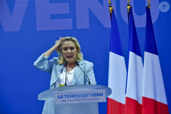 Marine Le Pen lance sa campagne présidentielle lors de l'université d'été du Rassemblement national à Fréjus. La présidente du parti laisse sa place à J.Bardella. © Mao / Panoramic / Bestimage