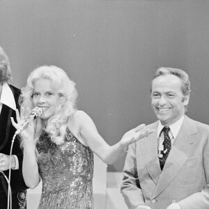 En France, à Paris, sur le plateau de l'émission "Cadet Rousselle", Johnny Hallyday et Sylvie Vartan avec Guy Lux. Le 23 février 1973 © Jean-Claude Colin via Bestimage