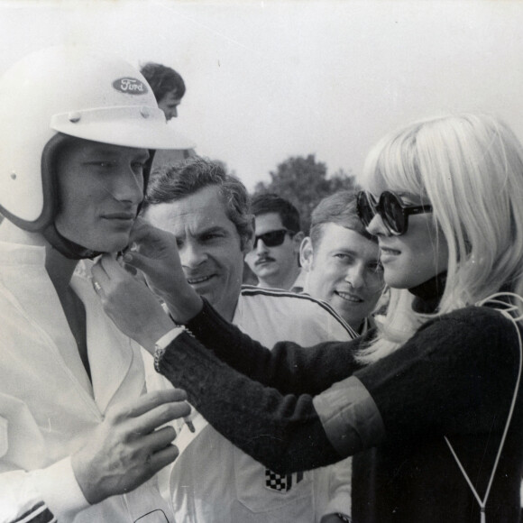 Johnny Hallyday et Sylvie Vartan avant le départ de la course automobile ACJF à Montlhéry. Le 15 juin 1970 © Keystone Press Agency / Zuma Press / Bestimage