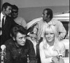 Johnny Hallyday et Sylvie Vartan à l'enregistrement de l'émission de radio "Salut les copains" sur Europe 1 à la fin des années 1960. 