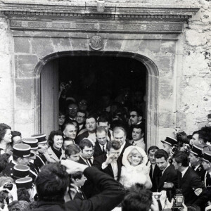Sylvie Vartan et Johnny Hallyday lors de leur mariage à Loconville. Le 12 avril 1965 © Keystone Press Agency / Zuma Press / Bestimage