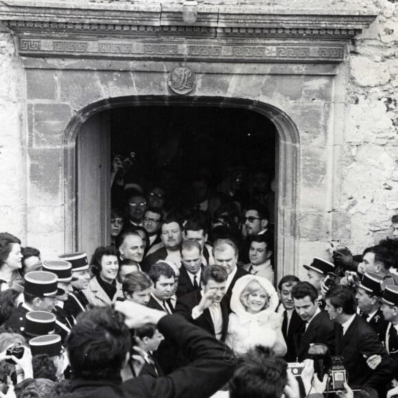 Sylvie Vartan et Johnny Hallyday lors de leur mariage à Loconville. Le 12 avril 1965 © Keystone Press Agency / Zuma Press / Bestimage