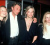 Johnny Hallyday et Sylvie Vartan avec leur fils et Estelle Lefébure en 1991, lors de la première tournée de David Hallyday. 