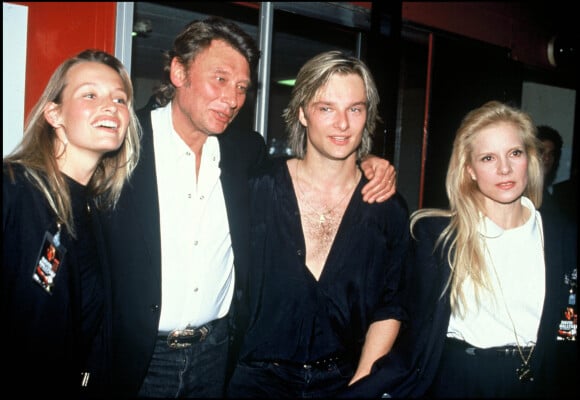 Johnny Hallyday et Sylvie Vartan avec leur fils et Estelle Lefébure en 1991, lors de la première tournée de David Hallyday. 
