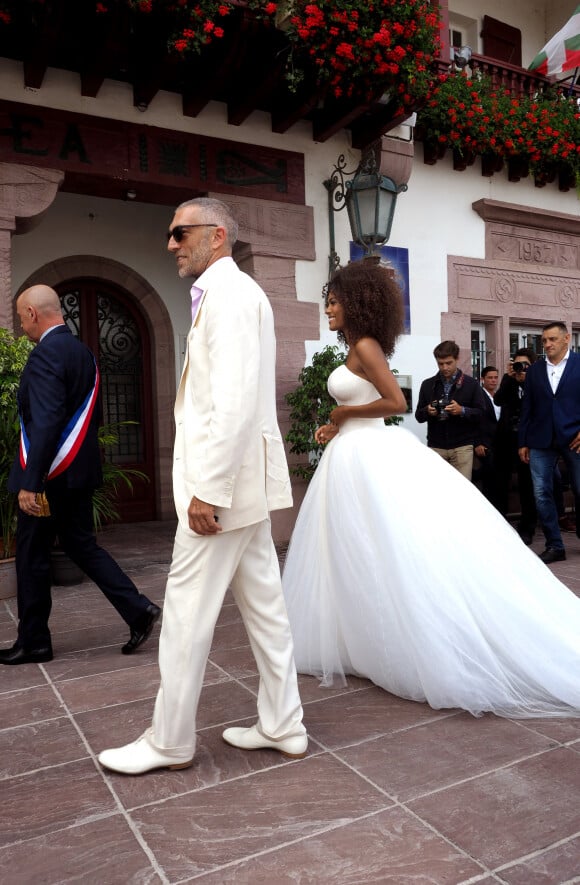 Vincent Cassel et Tina Kunakey le jour de leur mariage à la mairie de Bidart, au pays basque, le 24 août 2018. © Patrick Bernard / Guillaume Collet / Bestimage