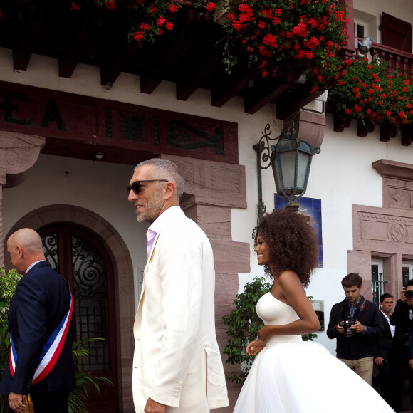 Vincent Cassel et Tina Kunakey le jour de leur mariage à la mairie de Bidart, au pays basque, le 24 août 2018. © Patrick Bernard / Guillaume Collet / Bestimage