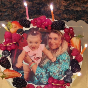 Marion Bartoli montre son gâteau d'anniversaire, commandé par son mari Yahya Boumediene. Le 2 octobre 2021.