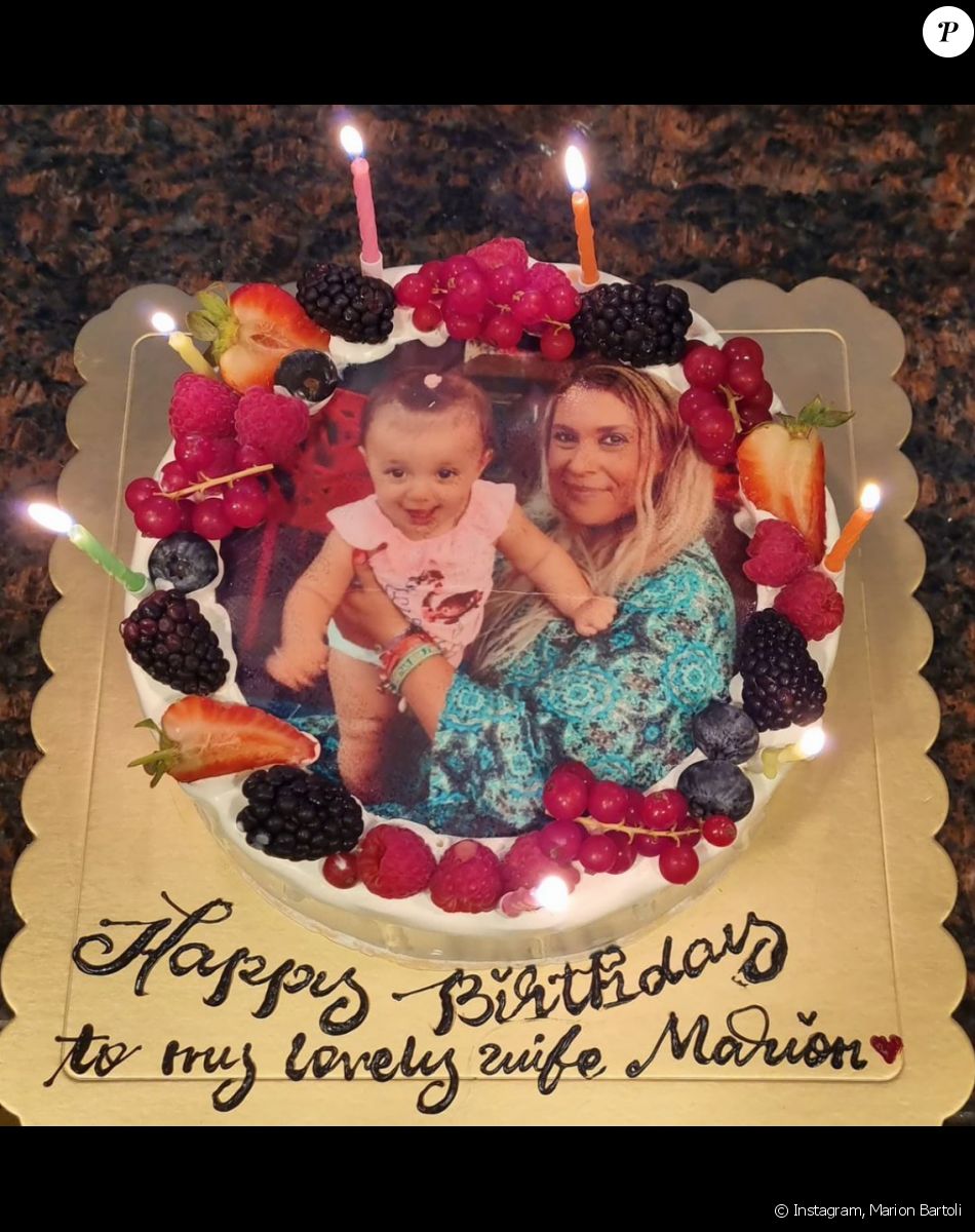 Marion Bartoli montre son gâteau d'anniversaire, commandé par son mari Yahya Boumediene. Le 2 octobre 2021.