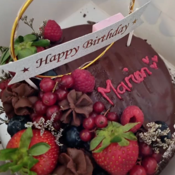 Marion Bartoli montre un deuxième gâteau pour son anniversaire. Le 2 octobre 2021.