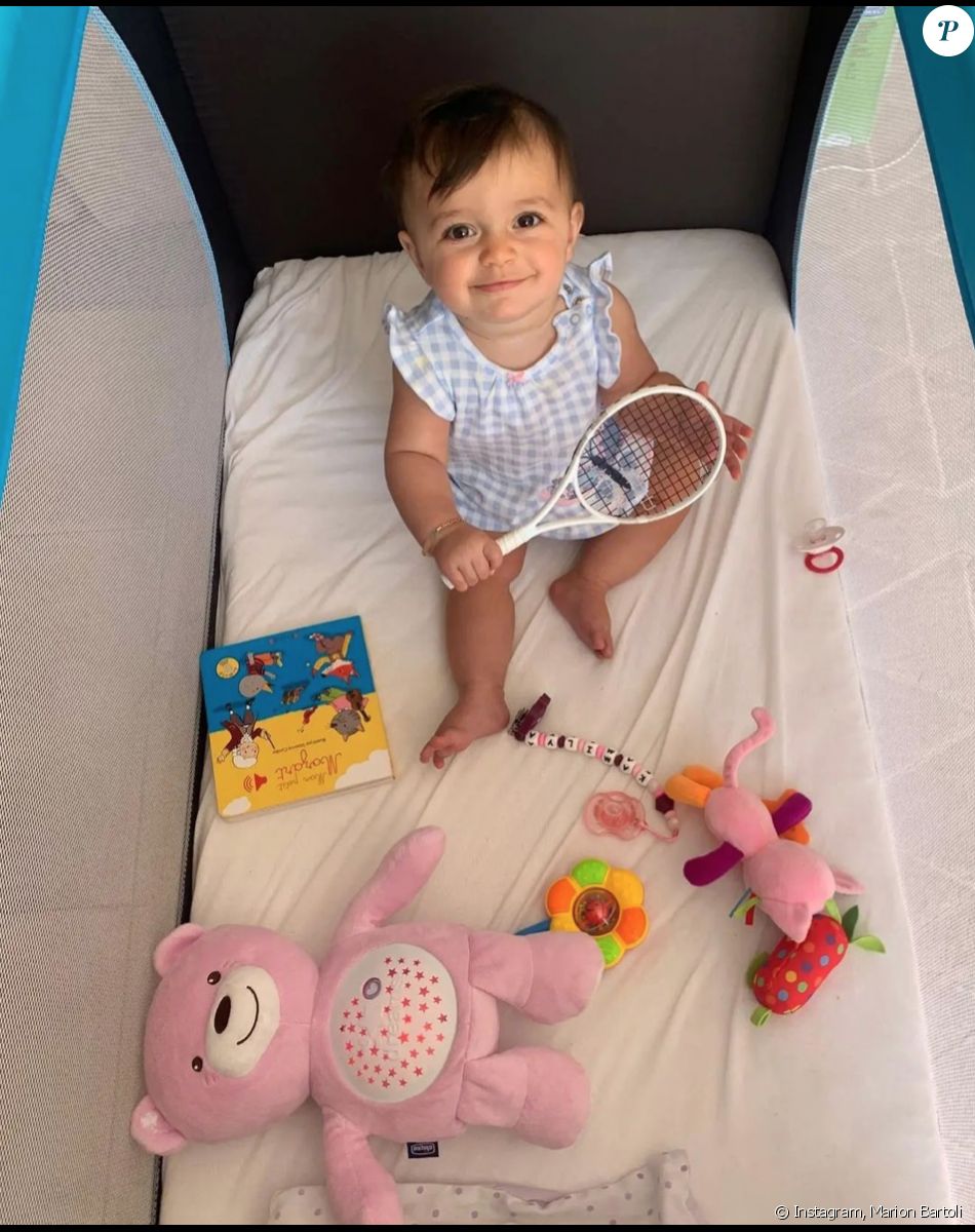 Kamilya, la fille de Marion Bartoli et son mari Yahya Boumediene, maîtrise déjà le port de la raquette de tennis ! Août 2021.