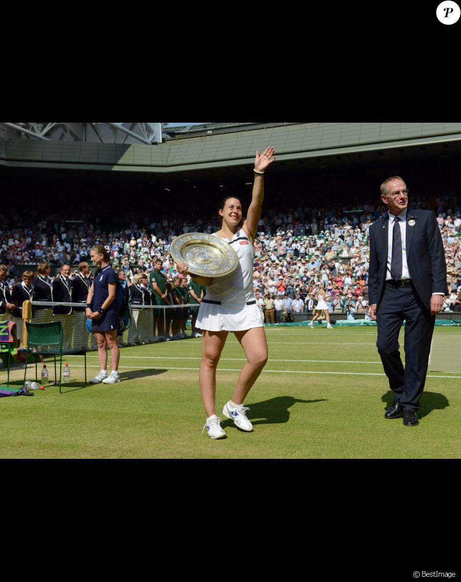 Marion Bartoli remporte son premier tournoi du Grand Chelem en disposant de l'Allemande Sabine Lisicki 6-1, 6-4 en finale de Wimbledon. Londres, le 6 juillet 2013.