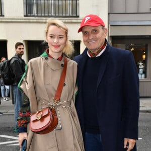 L'artiste Jean-Charles de Castelbajac et son épouse Pauline de Drouas arrivent au Garage Amelot pour assister au défilé de mode Vivienne Westwood (collection printemps/été 2022) à Paris, le 2 octobre 2021. © Veeren Ramsamy-Christophe Clovis/Bestimage