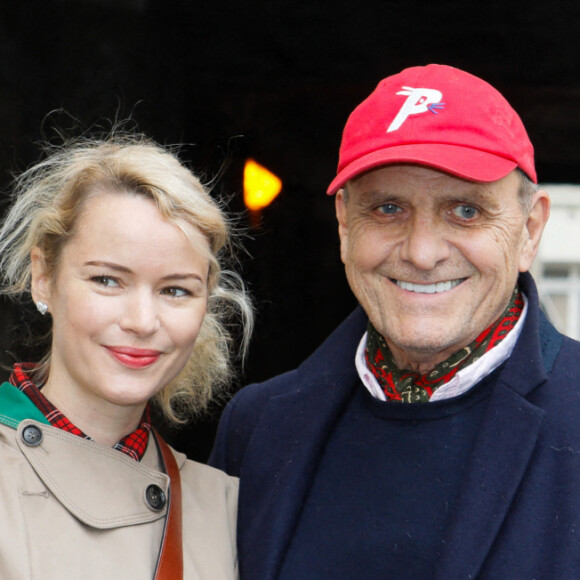 L'artiste Jean-Charles de Castelbajac et son épouse Pauline de Drouas arrivent au Garage Amelot pour assister au défilé de mode Vivienne Westwood (collection printemps/été 2022) à Paris, le 2 octobre 2021. © Veeren Ramsamy-Christophe Clovis/Bestimage