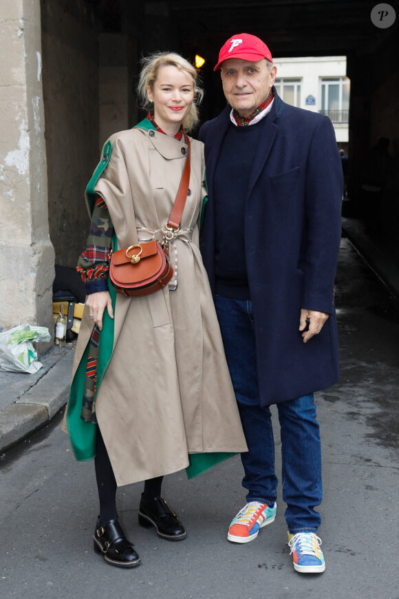 L'artiste Jean-Charles de Castelbajac et son épouse Pauline de Drouas arrivent au Garage Amelot pour assister au défilé de mode Vivienne Westwood (collection printemps/été 2022) à Paris, le 2 octobre 2021. © Veeren Ramsamy-Christophe Clovis/Bestimage