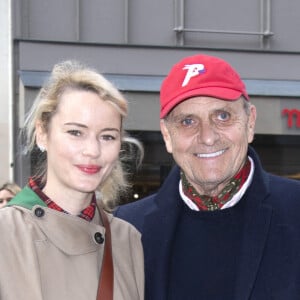 L'artiste Jean-Charles de Castelbajac et son épouse Pauline de Drouas arrivent au Garage Amelot pour assister au défilé de mode Vivienne Westwood (collection printemps/été 2022) à Paris, le 2 octobre 2021.
