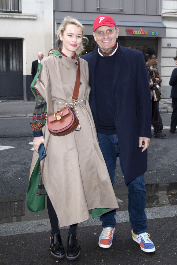 L'artiste Jean-Charles de Castelbajac et son épouse Pauline de Drouas arrivent au Garage Amelot pour assister au défilé de mode Vivienne Westwood (collection printemps/été 2022) à Paris, le 2 octobre 2021.