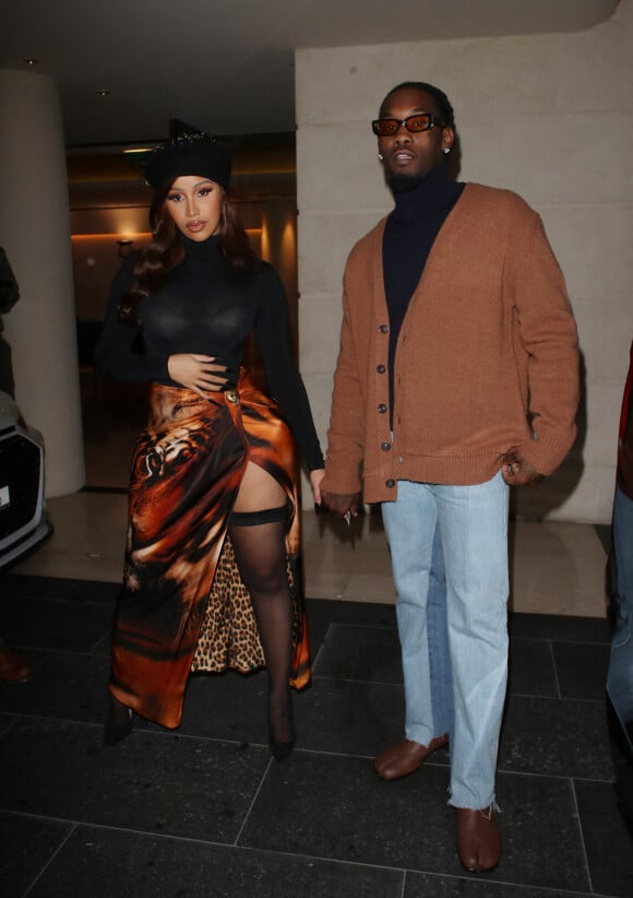 Cardi B et son mari Offset à la sortie de leur hôtel lors de la Fashion Week printemps/été 2022 de Paris à Paris, France, le 1er octobre 2021.