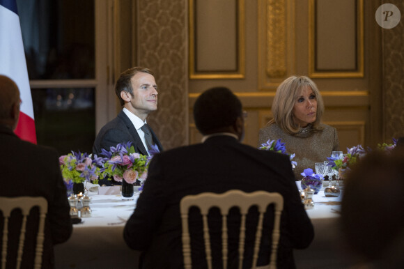 Emmanuel Macron, président de la République et sa femme Brigitte Macron lors du dîner de cloture de la saison Africa 2020 au palais de l'Elysée le 30 septembre 2021. © Eric Tschaen / Pool / Bestimage 