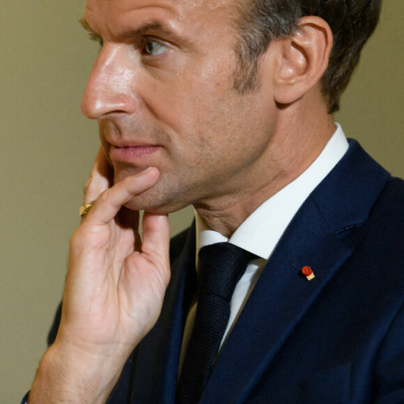 Le président Emmanuel Macron et la première dame Brigitte Macron visitent l'exposition "Paris - Athènes Naissance De La Grèce Moderne 1675 - 1919" au musée du Louvre avec le premier ministre de la Grèce le 27 septembre 2021. © Jacques Witt / Pool / Bestimage 