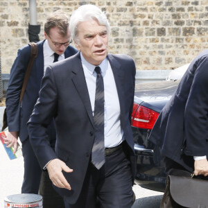 Bernard Tapie arrive au tribunal accompagné par son avocat Hervé Témime à Paris le 1er avril 2019.