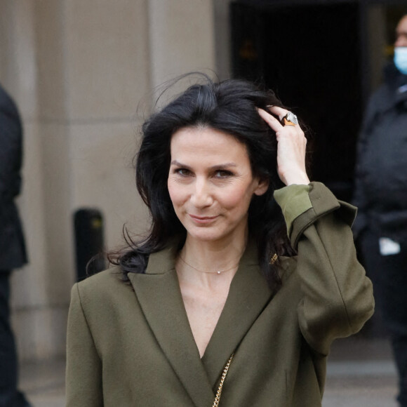 Marie Drucker au défilé de mode L'Oréal lors de la la Fashion Week printemps/été 2022 sur le parvis des droits de l'homme à Paris, France, le 3 octobre 2021. © Veeren Ramsamy-Christiophe Clovis/Bestimage 