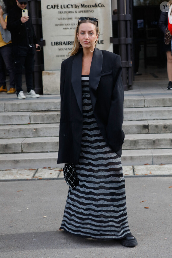 Carla Ginola au défilé de mode L'Oréal lors de la la Fashion Week printemps/été 2022 sur le parvis des droits de l'homme à Paris, France, le 3 octobre 2021. © Veeren Ramsamy-Christiophe Clovis/Bestimage 