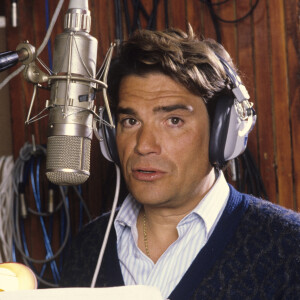 En France, à Paris, Bernard Tapie dans un studio d'enregistrement en janvier 1986.