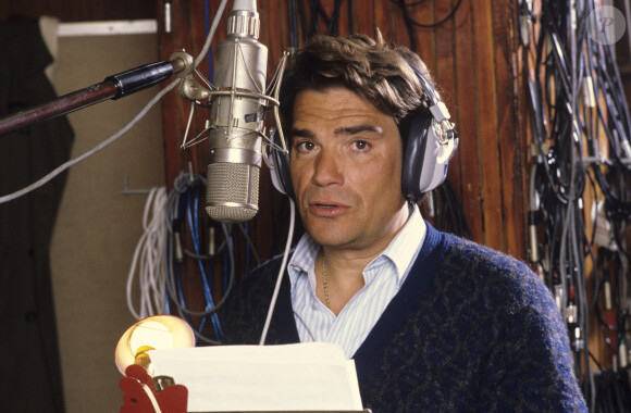 En France, à Paris, Bernard Tapie dans un studio d'enregistrement en janvier 1986.