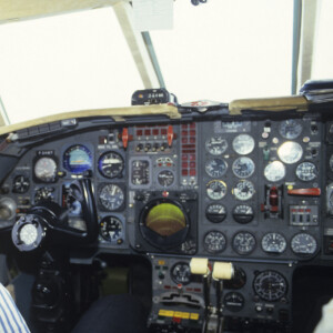 En France, Bernard Tapie au commandes de son avion Falcon en septembre 1987.