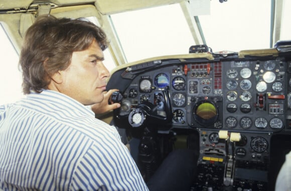 En France, Bernard Tapie au commandes de son avion Falcon en septembre 1987.