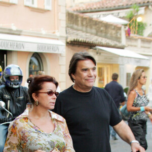 Bernard Tapie et sa femme Dominique à Saint-Tropez en 2004.