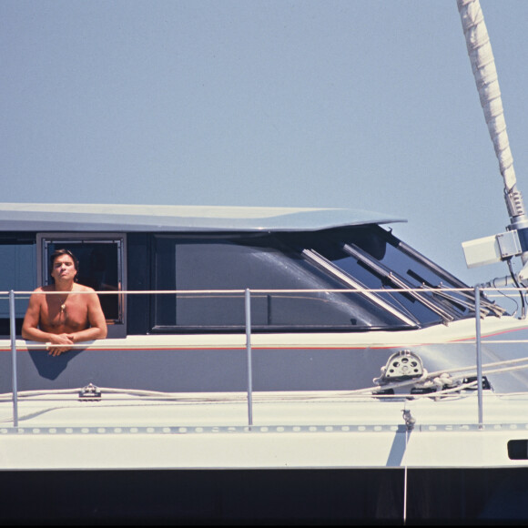 Bernard Tapie sur son bateau Phocea au large d'Ibiza en 1990.