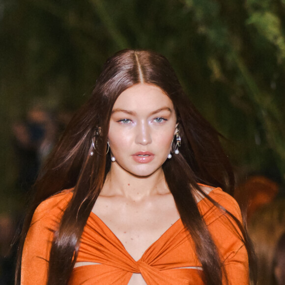 Gigi Hadid lors du défilé Coperni, collection printemps-été 2022, au Paris Event Center. Paris, le 30 septembre 2021.