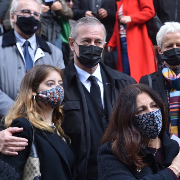 Francis Huster, Cristiana Reali et leur fille Elisa lors des obsèques de François Florent (fondateur du Cours Florent) en l'église Saint Roch à Paris. © Bestimage