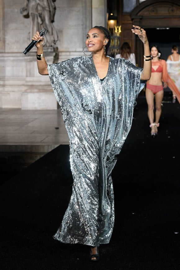 Imany lors du défilé de mode Etam Live Show 2021 à l'Opéra Garnier à Paris en marge de la fashion week PAP printemps/été 2022 le 4 octobre 2021.