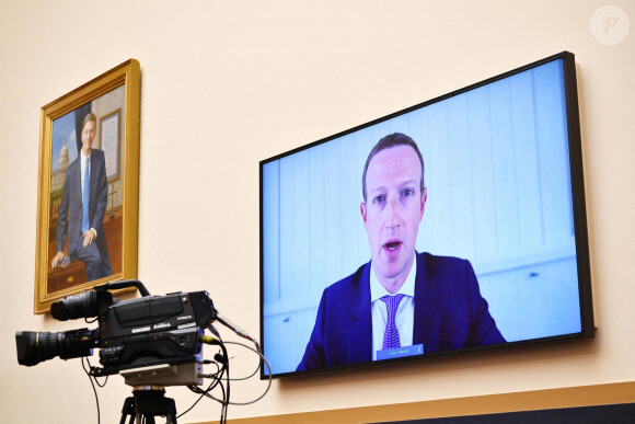 Le PDG de Facebook, Mark Zuckerberg, témoigne en visio-conférence devant le sous-comité judiciaire de la Chambre sur le droit antitrust, commercial et administratif sur "les plates-formes en ligne et le marché du pouvoir" à Rayburn House, Capitol Hill à Washington, DC. Le 29 juillet 2020. 