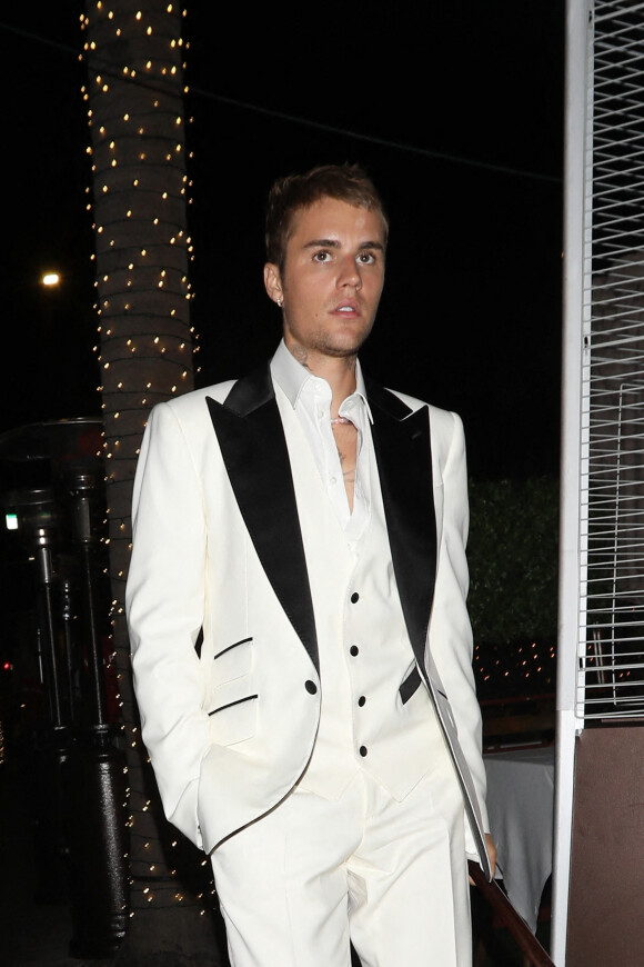 Exclusif - Justin Bieber porte un smoking blanc et noir à la sortie du restaurant Crustacean dans le quartier de Beverly Hills à Los Angeles. Le 17 août 2021 