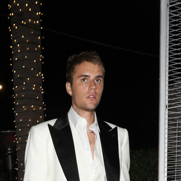 Exclusif - Justin Bieber porte un smoking blanc et noir à la sortie du restaurant Crustacean dans le quartier de Beverly Hills à Los Angeles. Le 17 août 2021 