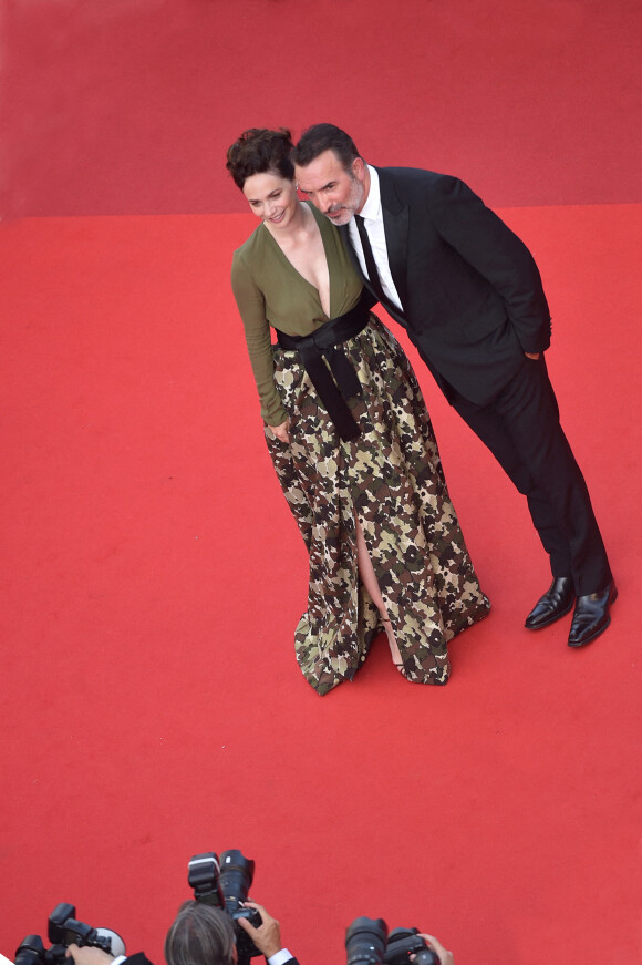 Jean Dujardin et sa femme Nathalie Péchalat - Montée des marches du film " OSS 117 : Alerte rouge en Afrique Noire " lors du 74ème Festival International du Film de Cannes. Le 17 juillet 2021