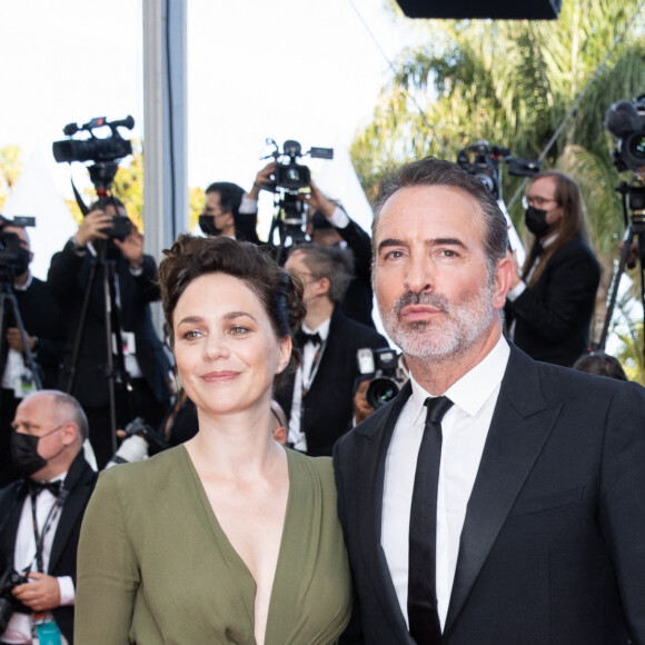 Jean Dujardin et sa femme Nathalie Péchalat - Montée des marches du film " OSS 117 : Alerte rouge en Afrique Noire " lors du 74ème Festival International du Film de Cannes. Le 17 juillet 2021 © Borde-Jacovides-Moreau / Bestimage