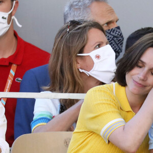 Nathalie Péchalat et Jean Dujardin dans les tribunes lors de la finale hommes des Internationaux de France de tennis de Roland Garros à Paris le 13 juin 2021. © Dominique Jacovides / Bestimage