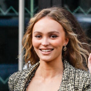 Lily-Rose Depp à la sortie du défilé de mode Chanel lors de la Fashion Week printemps/été 2022 à Paris, France, le 5 octobre 2021. © Veeren Ramsamy-Christophe Clovis/Bestimage