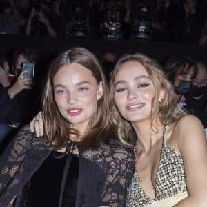 Kristine Froseth et Lily-Rose Depp au front row du défilé de mode Chanel lors de la Fashion Week printemps/été 2022 à Paris, France, le 5 octobre 2021. © Olivier Borde/Bestimage