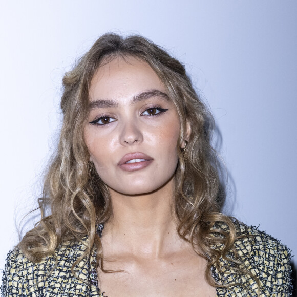 Lily-Rose Depp au front row du défilé de mode Chanel lors de la Fashion Week printemps/été 2022 à Paris, France, le 5 octobre 2021. © Olivier Borde/Bestimage 