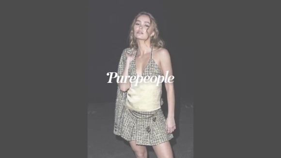 Lily-Rose Depp exhume une minijupe plissée Chanel pour le défilé printemps/été 2022