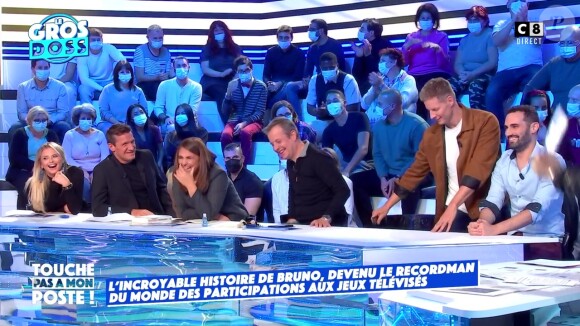 Matthieu Delormeau vient s'assoir à côté de Bruno Hourcade, grand gagnant des "12 Coups de midi", éliminé dans l'émission diffusée le 5 octobre.